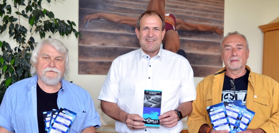 Das Foto zeigt von links nach rechts Dieter Hochreuther, Oberbürgermeister Frank Frühauf  und Michael Weber, die Flyer mit dem Veranstaltungsprogramm vor sich halten.