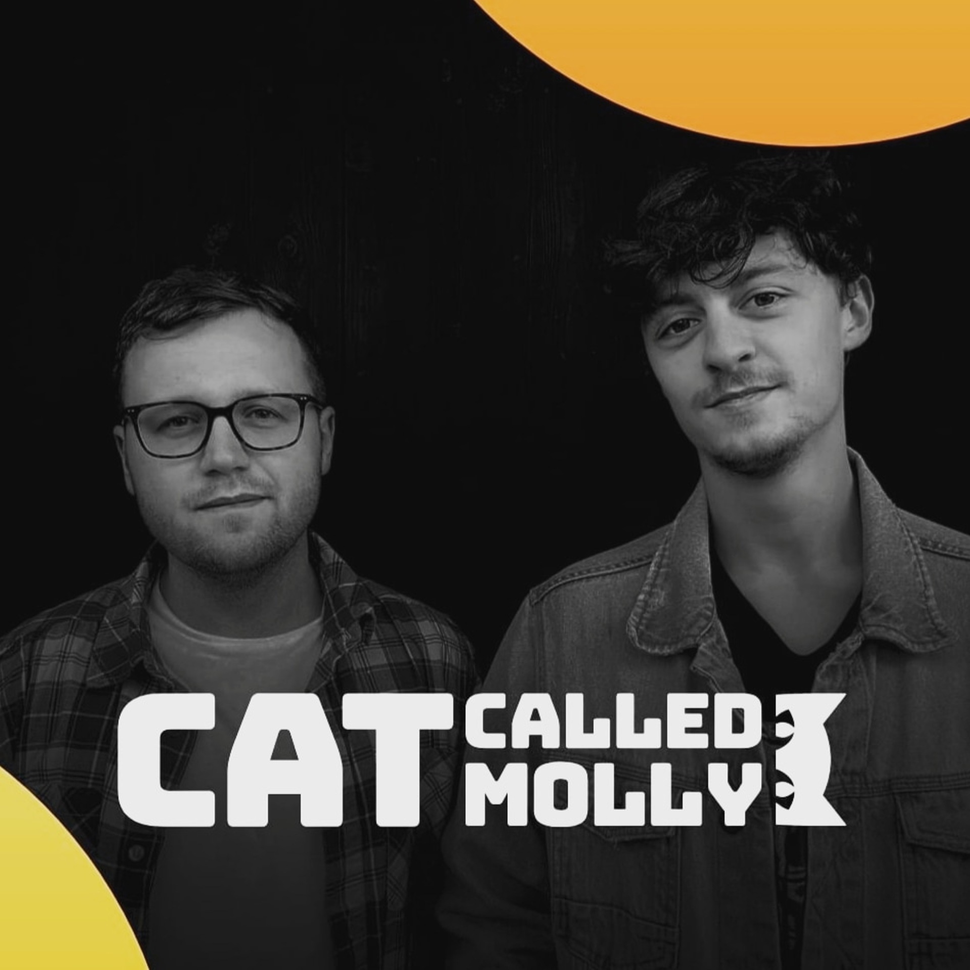 Das Foto zeigt die beiden Musiker mit dem Schriftzug Cat called Molly.