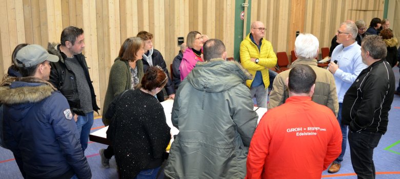 Das Foto zeigt einige der Teilnehmer des Workshops an einer der sechs Stationen.