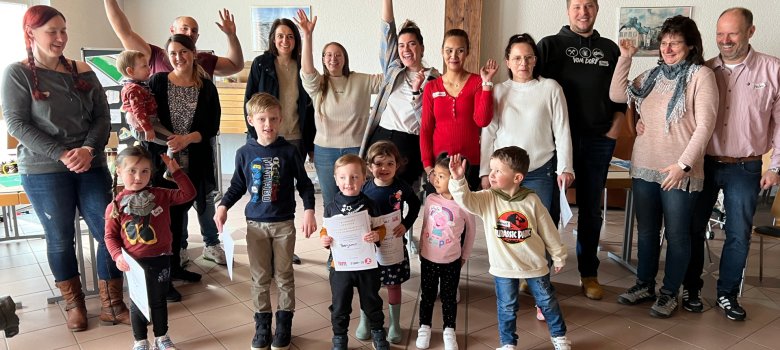 Das Gruppenfoto zeigt die teilnehmenden Kinder und ihre Eltern.