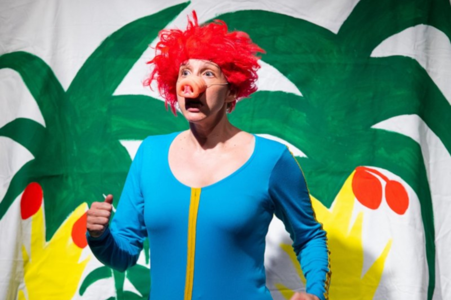 Das Foto zeigt eine Schauspielerin in der Rolle des Sams. 