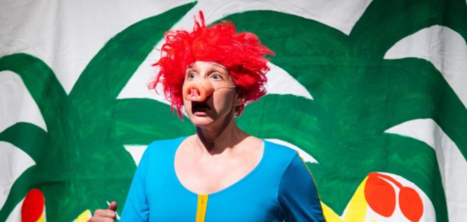 Das Foto zeigt eine Schauspielerin in der Rolle des Sams. 