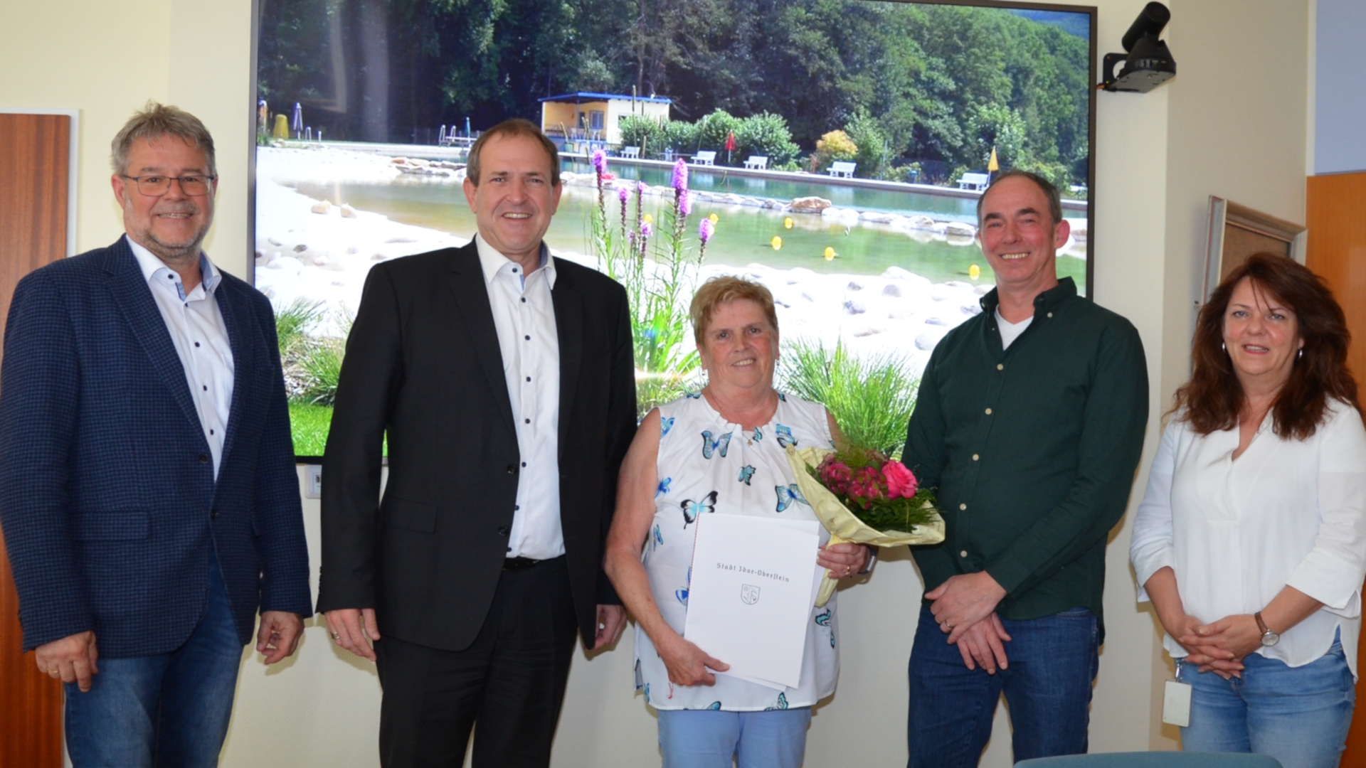 Das Foto zeigt von links nach rechts den Leitenden Bürobeamten Wolfgang Petry, Oberbürgermeister Frank Frühauf, Liane Moosmann, Jugendamtsleiter Michael Schweizer und Personalratsvorsitzende Suanne Becker.