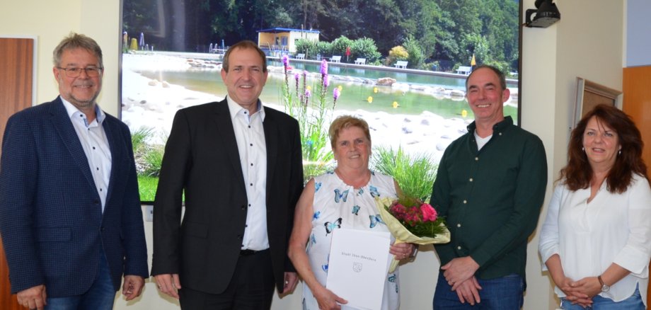 Das Foto zeigt von links nach rechts den Leitenden Bürobeamten Wolfgang Petry, Oberbürgermeister Frank Frühauf, Liane Moosmann, Jugendamtsleiter Michael Schweizer und Personalratsvorsitzende Suanne Becker.