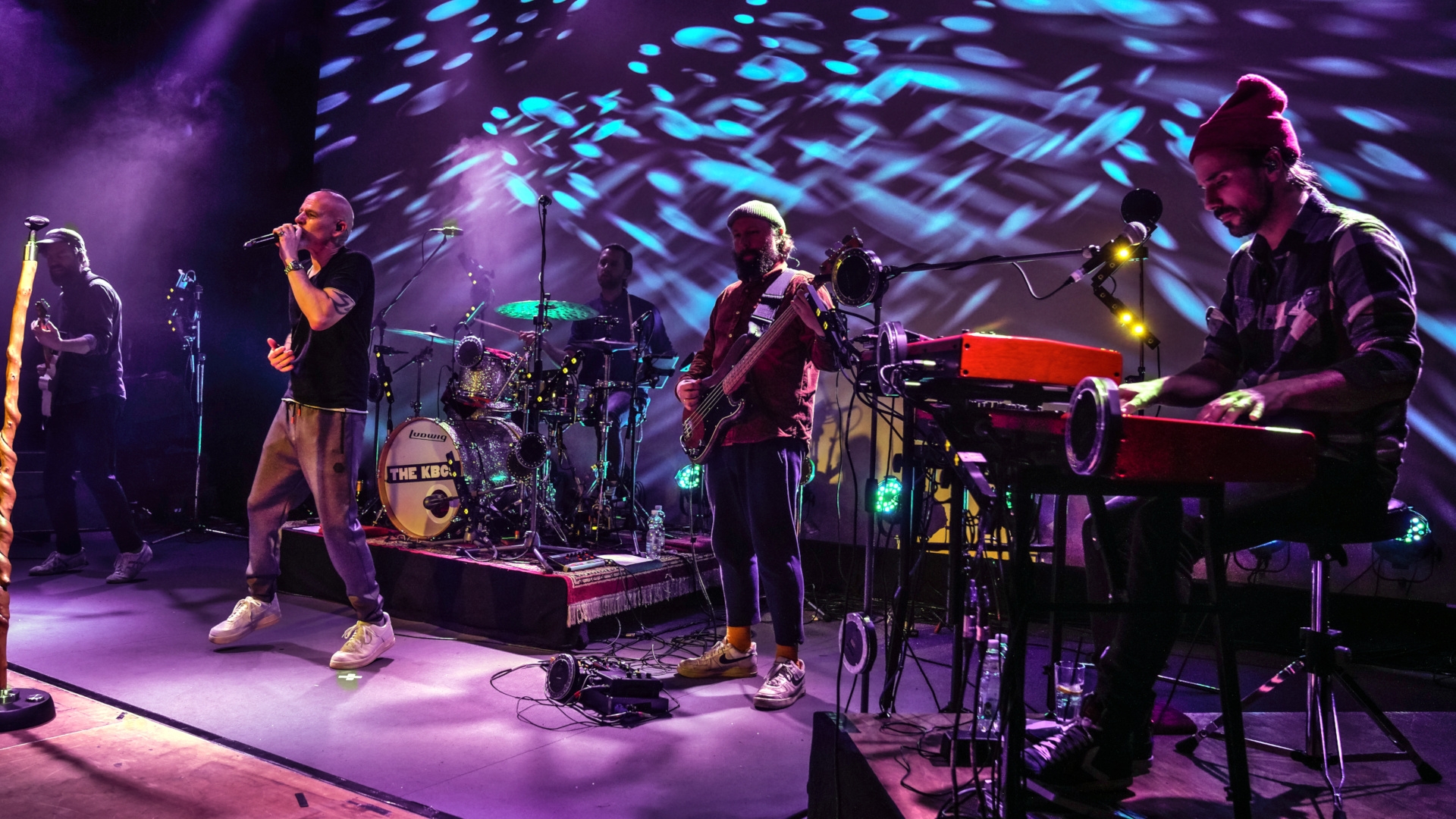 Das Foto zeigt Thomas D mit der Band The KBXS auf der Bühne.