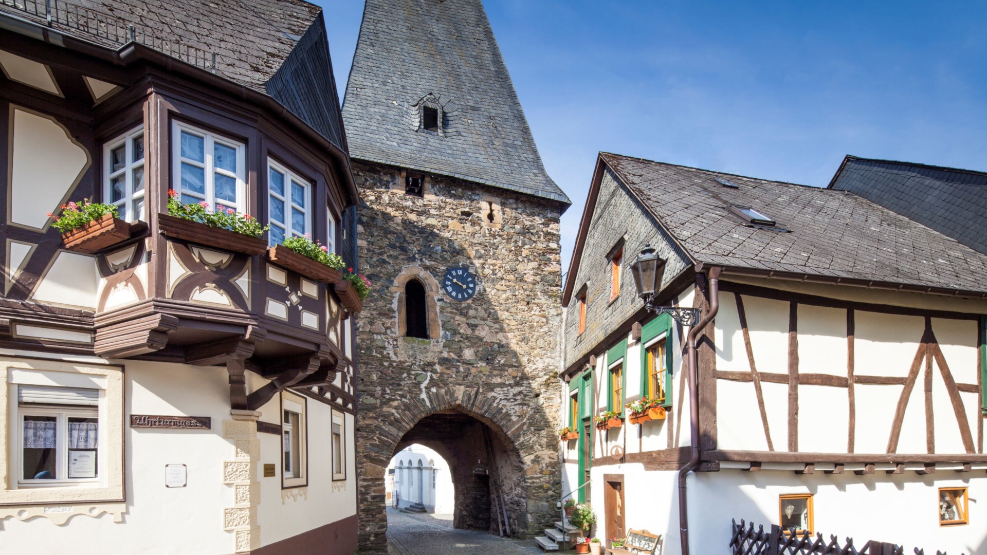 Das Foto zeigt den historischen Uhrturm in Herrstein.
