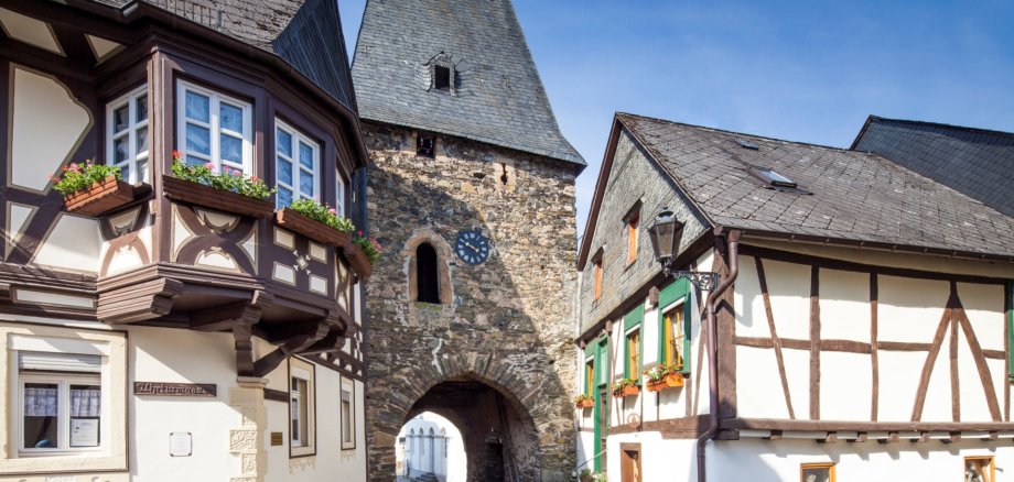 Das Foto zeigt den historischen Uhrturm in Herrstein.