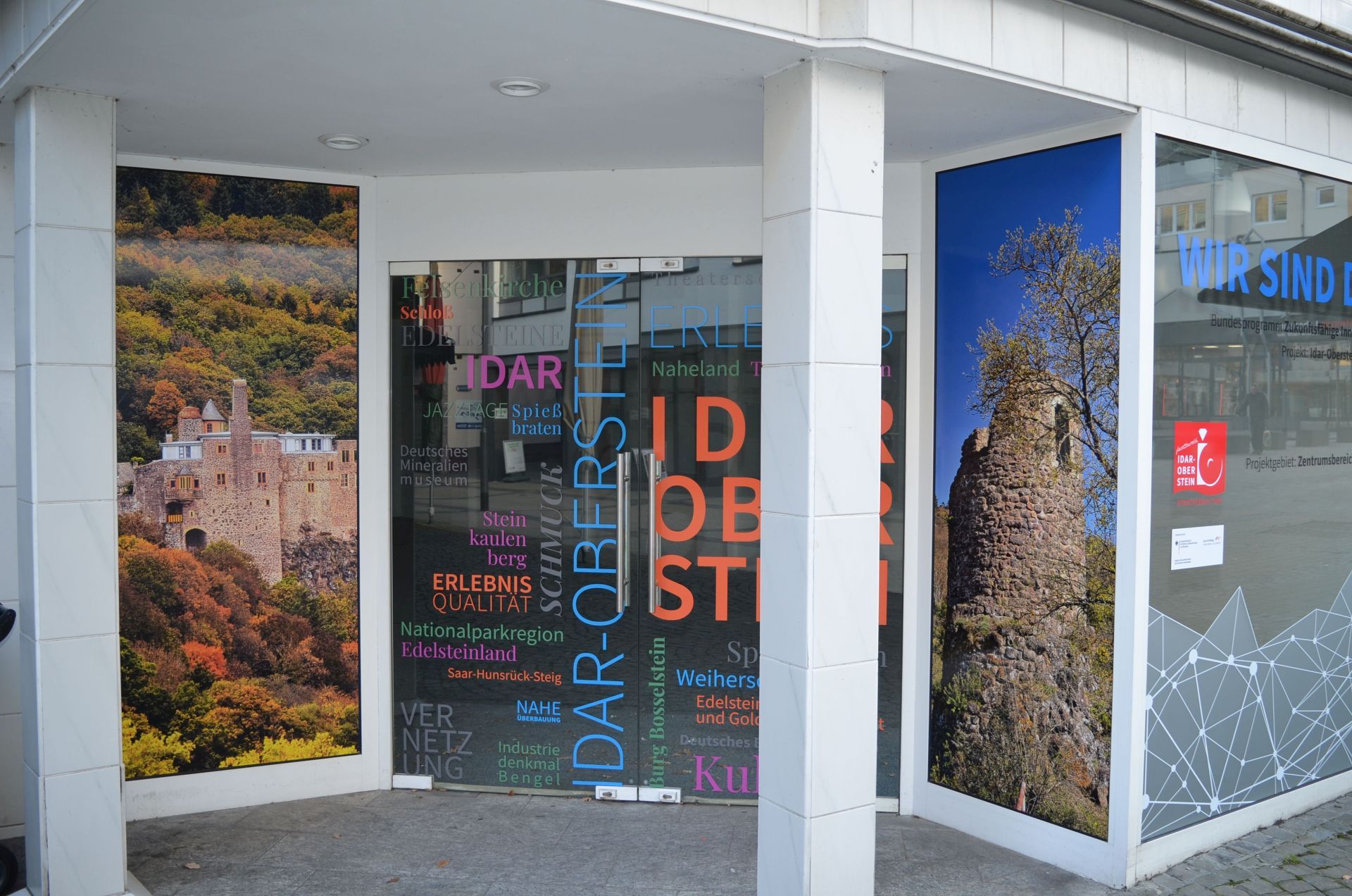 Auf einem Schaufenster sind Motive aus dem Tourismus zu sehen.