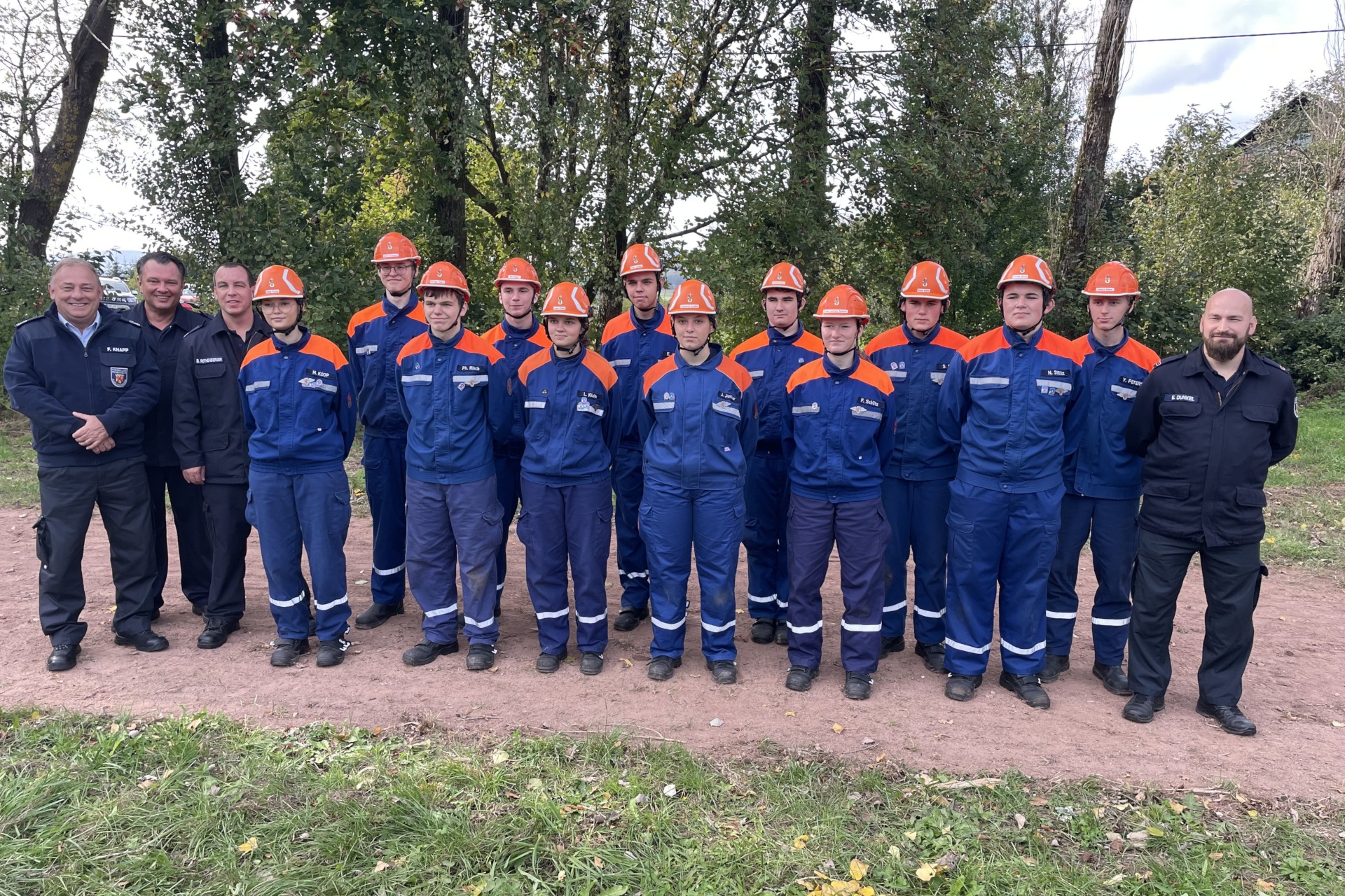 Das Foto zeigt ein Gruppenbild der Teilnehmer. Sie stehen mit ihren Feuerwehruniformen nebeneinander im Freien.