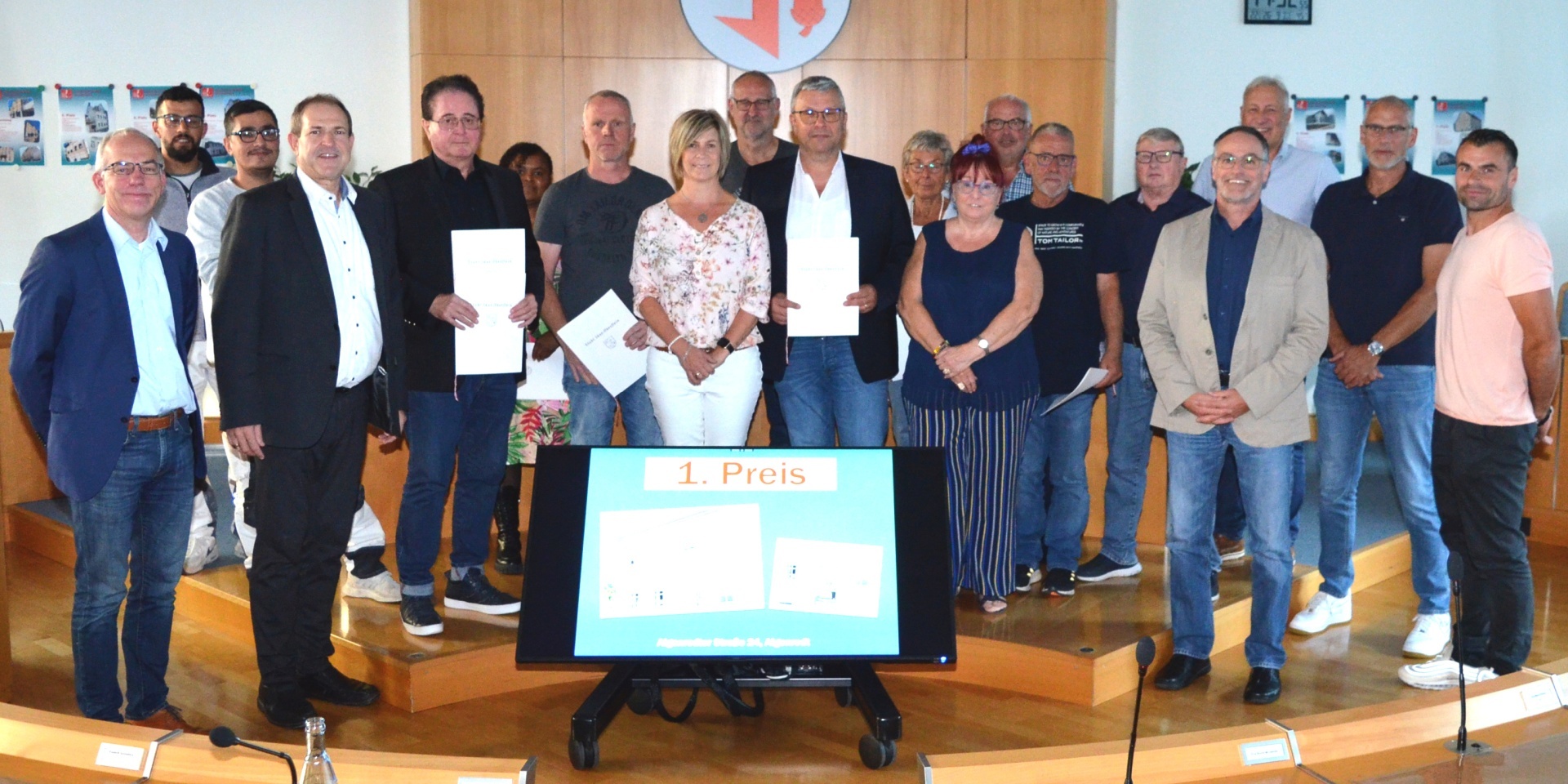 Das Foto zeigt ein Gruppenbild der Teilnehmer der Preisverleihung. 