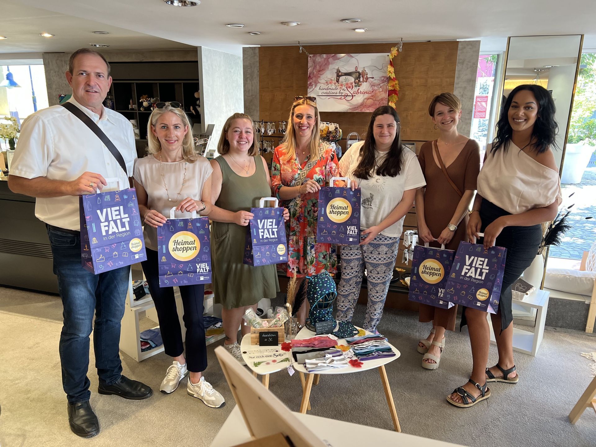 Einige Personen beim Besuch des Pop-Up-Stores