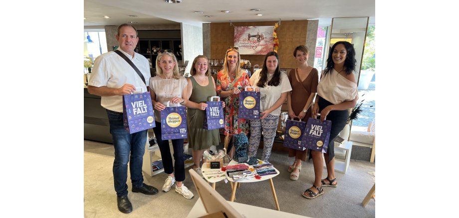 Einige Personen beim Besuch des Pop-Up-Stores