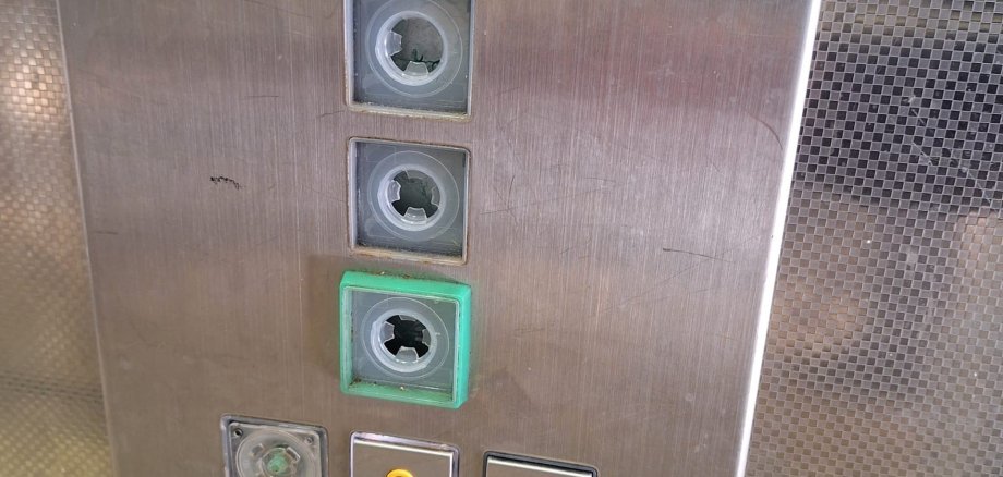 Das Foto zeigt das Bedienfeld des Aufzugs, dass beschädigt wurde.