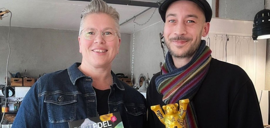 Das Bild zeigt Karina Wagner und Fotograf René Nolte mit dem Golden Star