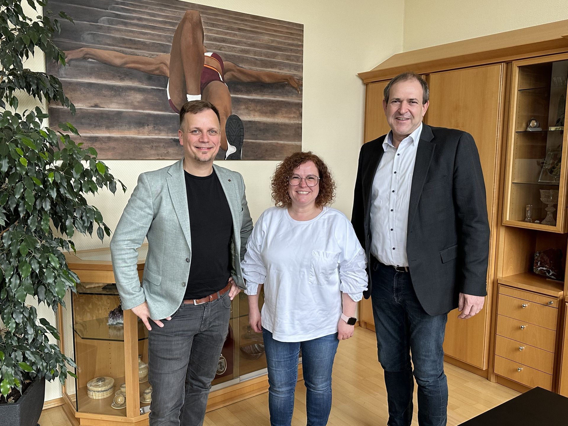 Das Foto zeigt Geschäftsführer Silvio Lorek und Pflegerische Leitung Tanja Horbach von SAPV-Care GmbH mit Oberbürgermeister Frank Frühauf in dessen Büro im Rahmen eines Gesprächs.