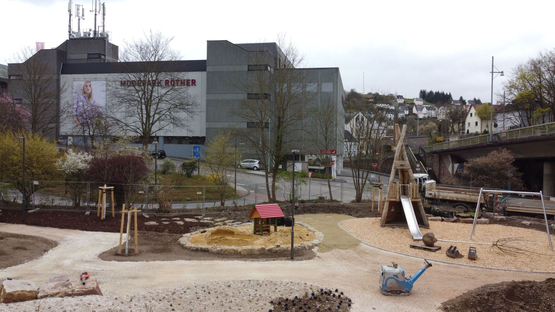 Das Foto zeigt den neu gestalteten Kinderspielplatz auf dem Helmut-Kohl-Europaplatz, mit neuen Spielgeräten und einen Teil des Wasserbereichs. 