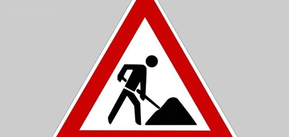 Das Bild zeigt als Symbolfoto das Verkehrszeichen für eine Baustelle