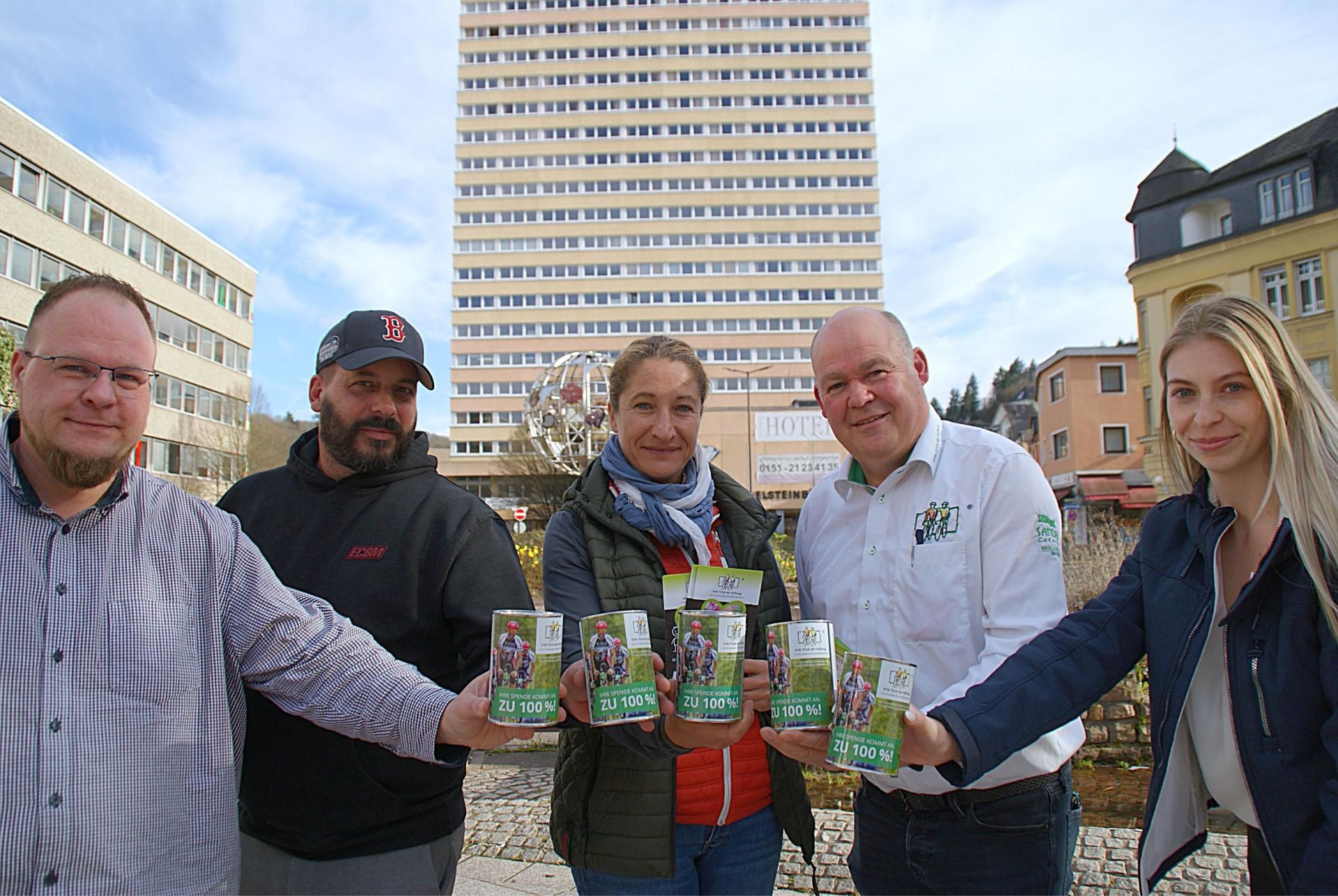 Das Bild zeigt die Akteure Martin Monz, Thomas Kreis, Steffi von Pock, Jonny Klein und Celine Roes beim ersten Ortstermin auf dem Idarer Schleiferplatz vor dem Börsenhochhaus. 