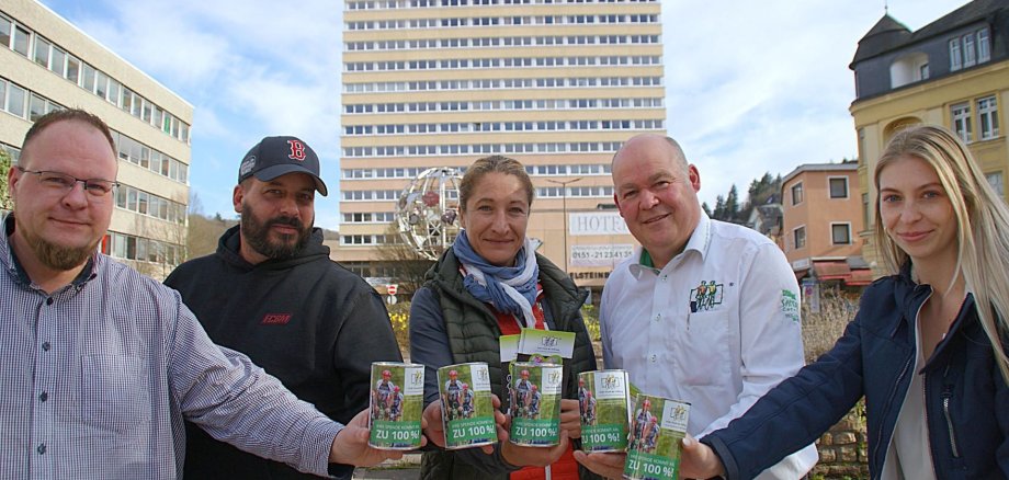 Das Bild zeigt die Akteure Martin Monz, Thomas Kreis, Steffi von Pock, Jonny Klein und Celine Roes beim ersten Ortstermin auf dem Idarer Schleiferplatz vor dem Börsenhochhaus. 
