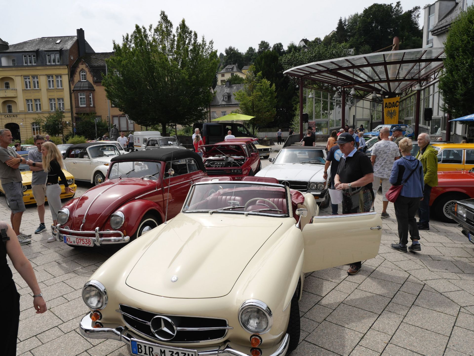 Viele außergewöhnliche Oldtimer kamen auf den Schleiferplatz. (Foto und Text Leonhard Stibitz).
