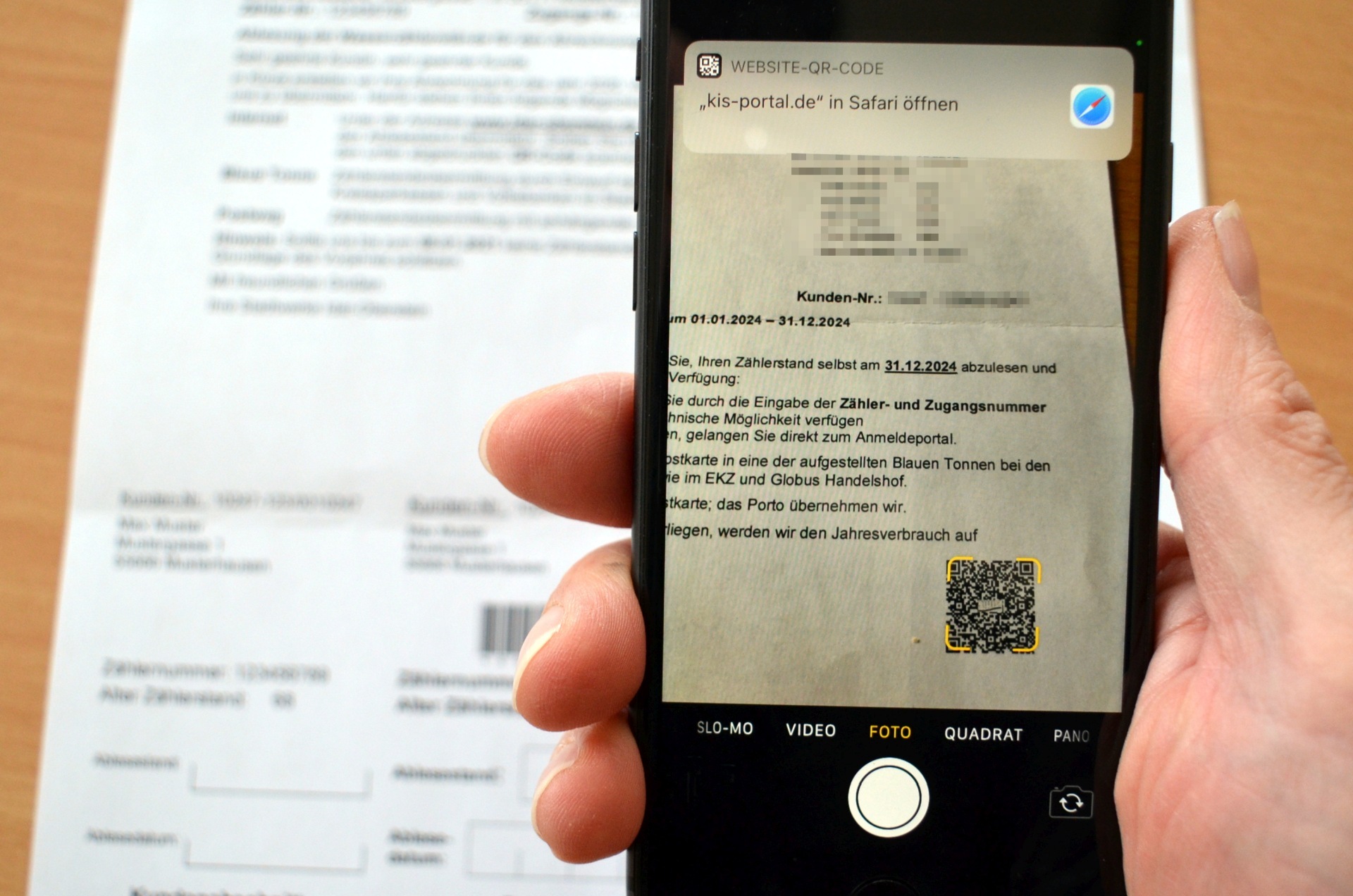 Das Foto zeigt ein Handy, mit dem der QR-Code auf der Ablesekarte gescannt wird.