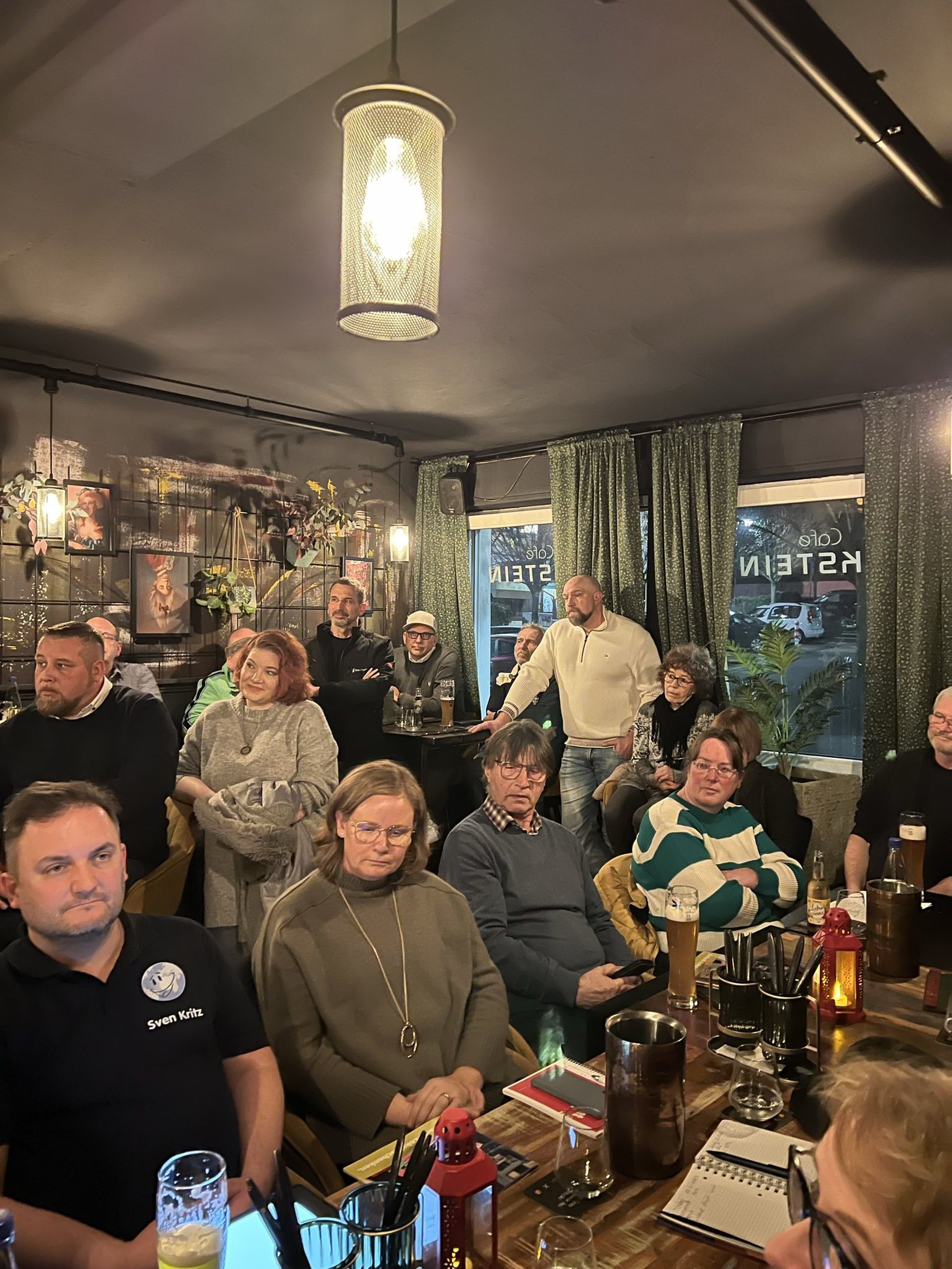 Eine Gruppe Interessierter Menschen sitzt zusammen und diskutiert Ideen