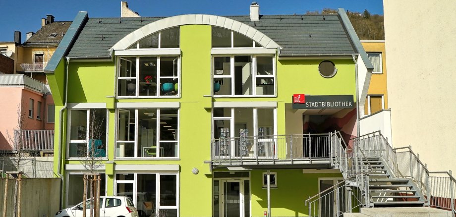 Das Foto zeigt die Außenansicht der Stadtbibliothek Idar-Oberstein von der Austraße aus.