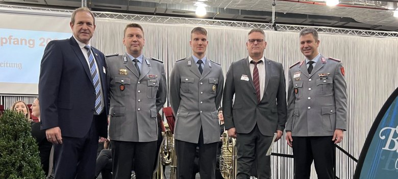 Das Foto zeigt die fünf genannten Personen, die nebeneinander auf der Bühne stehen und in die Kamera schauen.