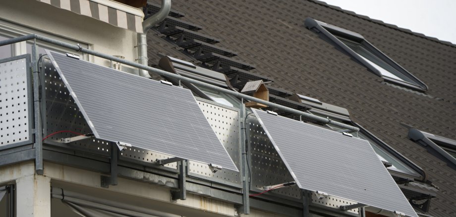 Das Foto zeigt ein Balkonkraftwerke zur Stromgewinnung. 