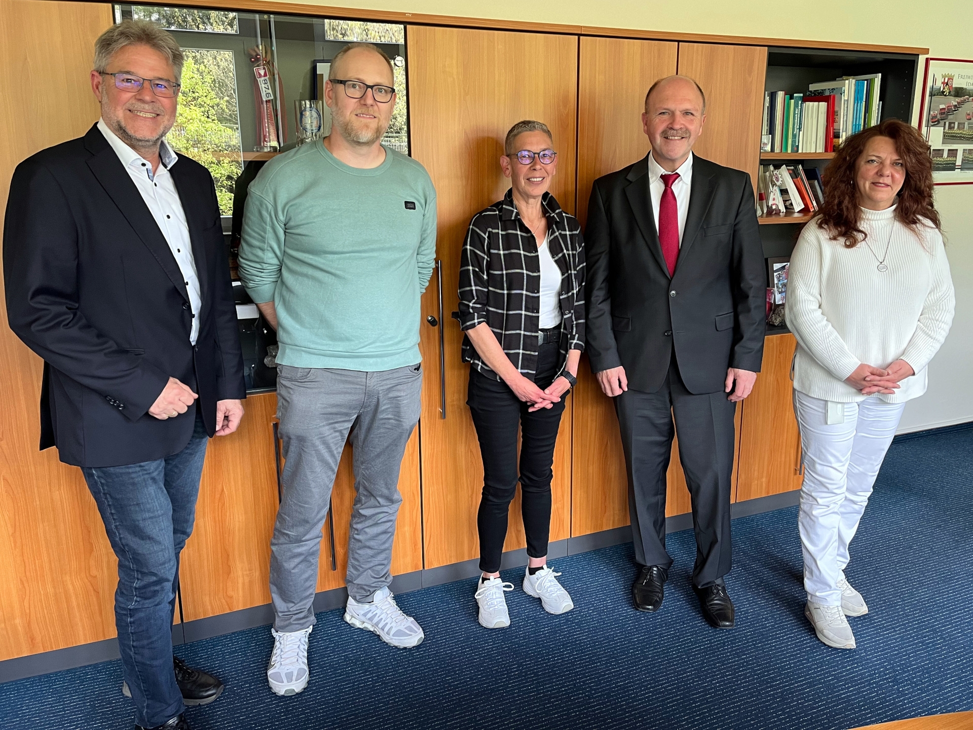 Das Foto zeigt fünf Personen, die im Büro von Bürgermeister Marx nebeneinander vor einer Schrankwand stehen und in die Kamera schauen.
