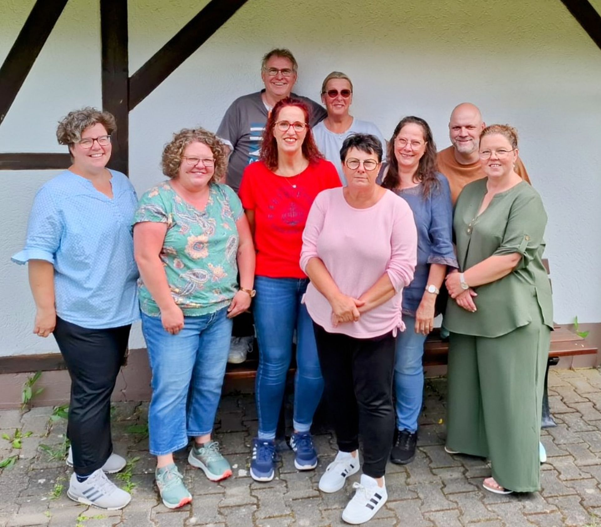 Das Foto zeigt neun Personen, die Pflege- und Adoptiveltern oim Kreis Birkenfeld sind. 