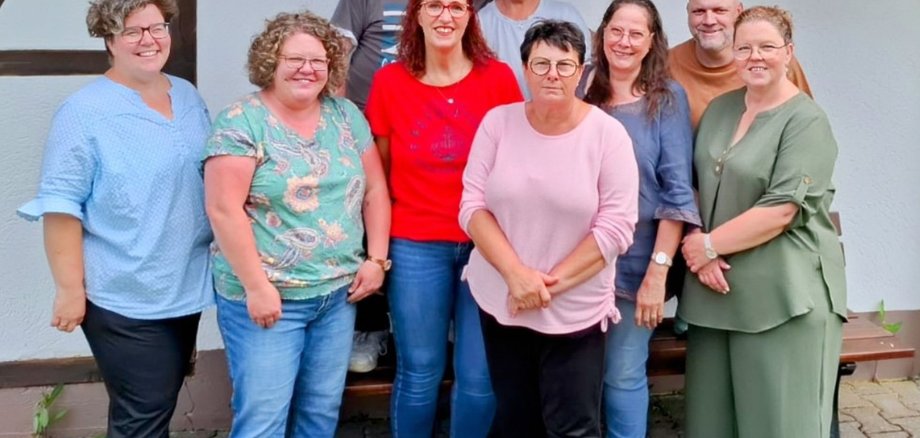 Das Foto zeigt neun Personen, die Pflege- und Adoptiveltern oim Kreis Birkenfeld sind. 