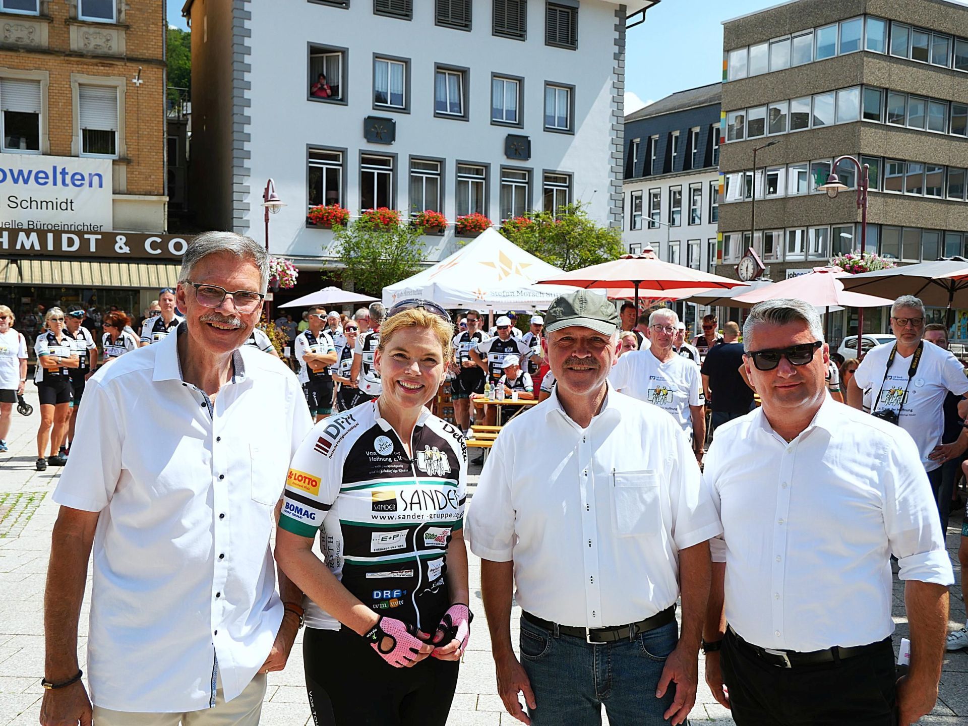 Das Foto zeigt v.l.n.r.: Bruno Zimmer Geschäftsführer der Stefan Morsch Stiftung, Bundestagsabgeordnete Julia Klöckner, Bürgermeister Friedrich Marx und Landrat Miroslaw Kowalski auf dem Schleiferplatz.