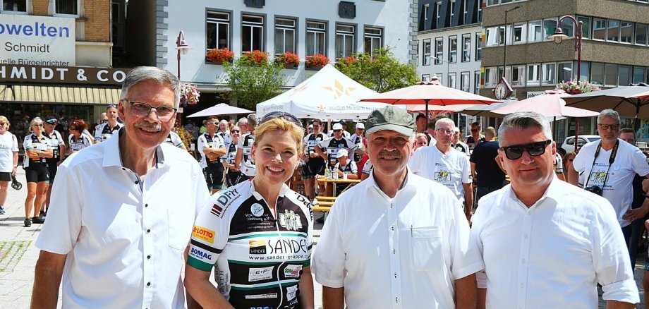 Das Foto zeigt v.l.n.r.: Bruno Zimmer Geschäftsführer der Stefan Morsch Stiftung, Bundestagsabgeordnete Julia Klöckner, Bürgermeister Friedrich Marx und Landrat Miroslaw Kowalski auf dem Schleiferplatz.
