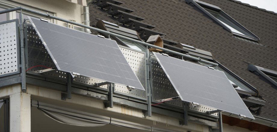 Das Foto zeigt zwei Module eines Balkonkraftwerks. Sie sind am Geländer eines Balkons installiert.