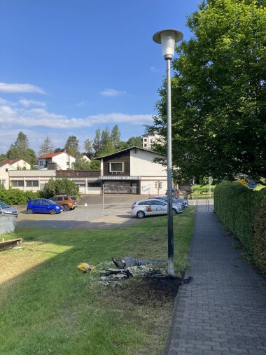 Das Foto zeigt eine Gesamtansicht der verkohlten Straßenleuchte.