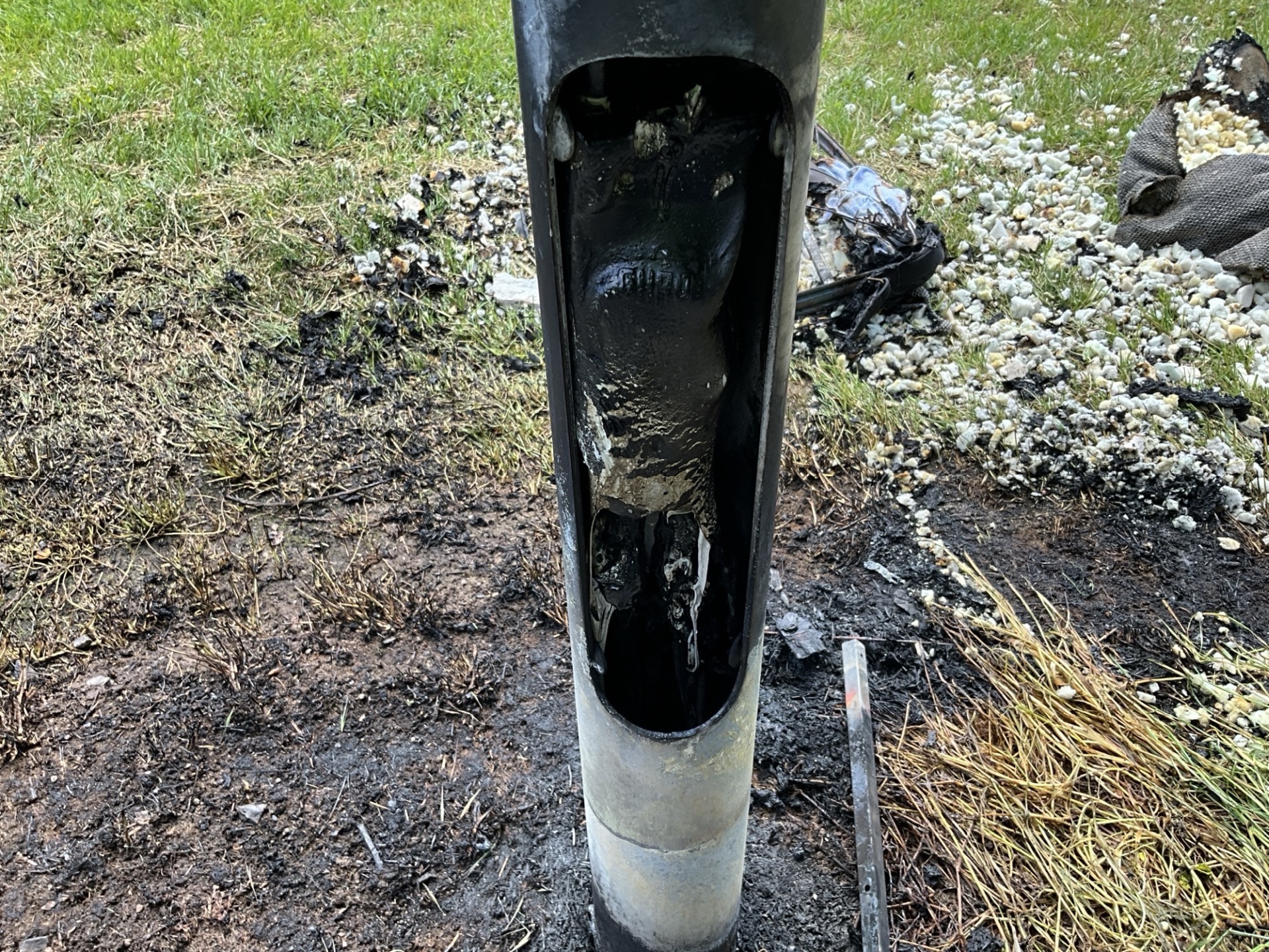 Das Foto zeigt eine Detailansicht der verschmorten Kabel.