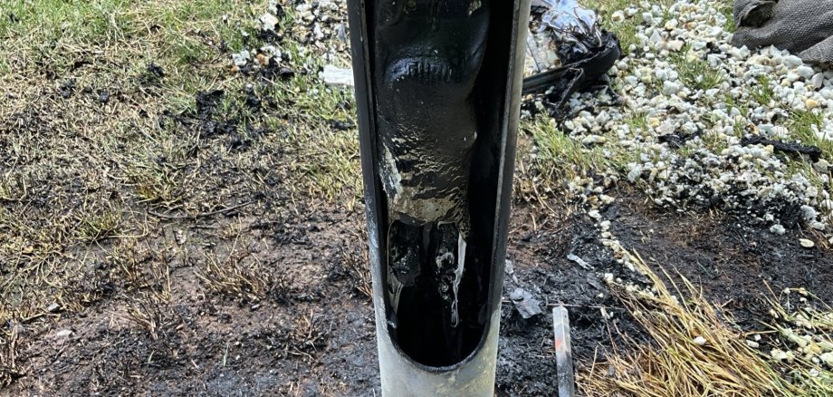 Das Foto zeigt eine Detailansicht der verschmorten Kabel.