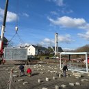 Das Bild zeigt den Aufbau der Containerteile mit einem Kran.