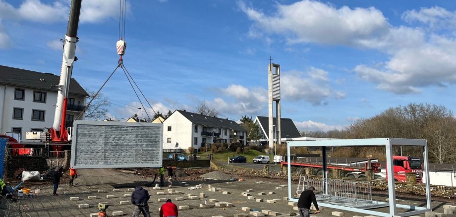 Das Bild zeigt den Aufbau der Containerteile mit einem Kran.