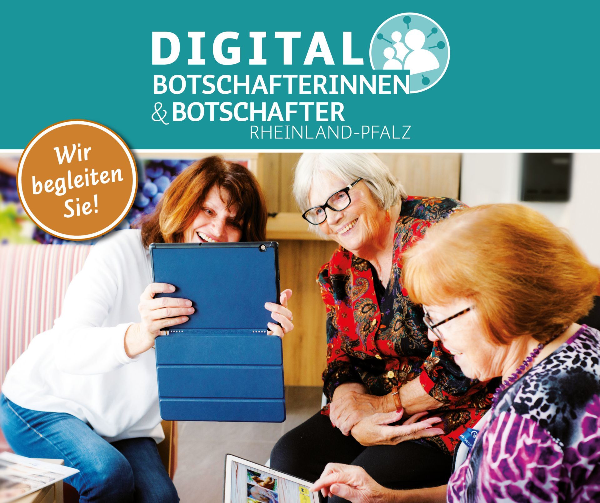 Das Bild zeigt zwei ältere Frauen, die von einer jüngeren Frau etwas auf dem Tablet gezeigt bekommen. 