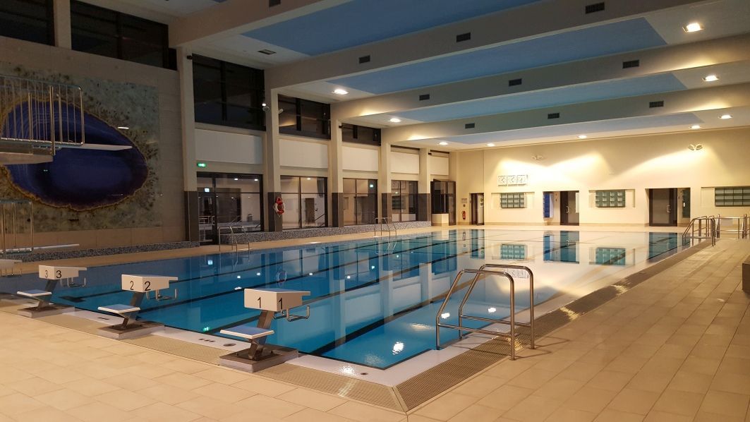 Das Bild zeigt das große Becken des Idar-Obersteiner Hallenbades.