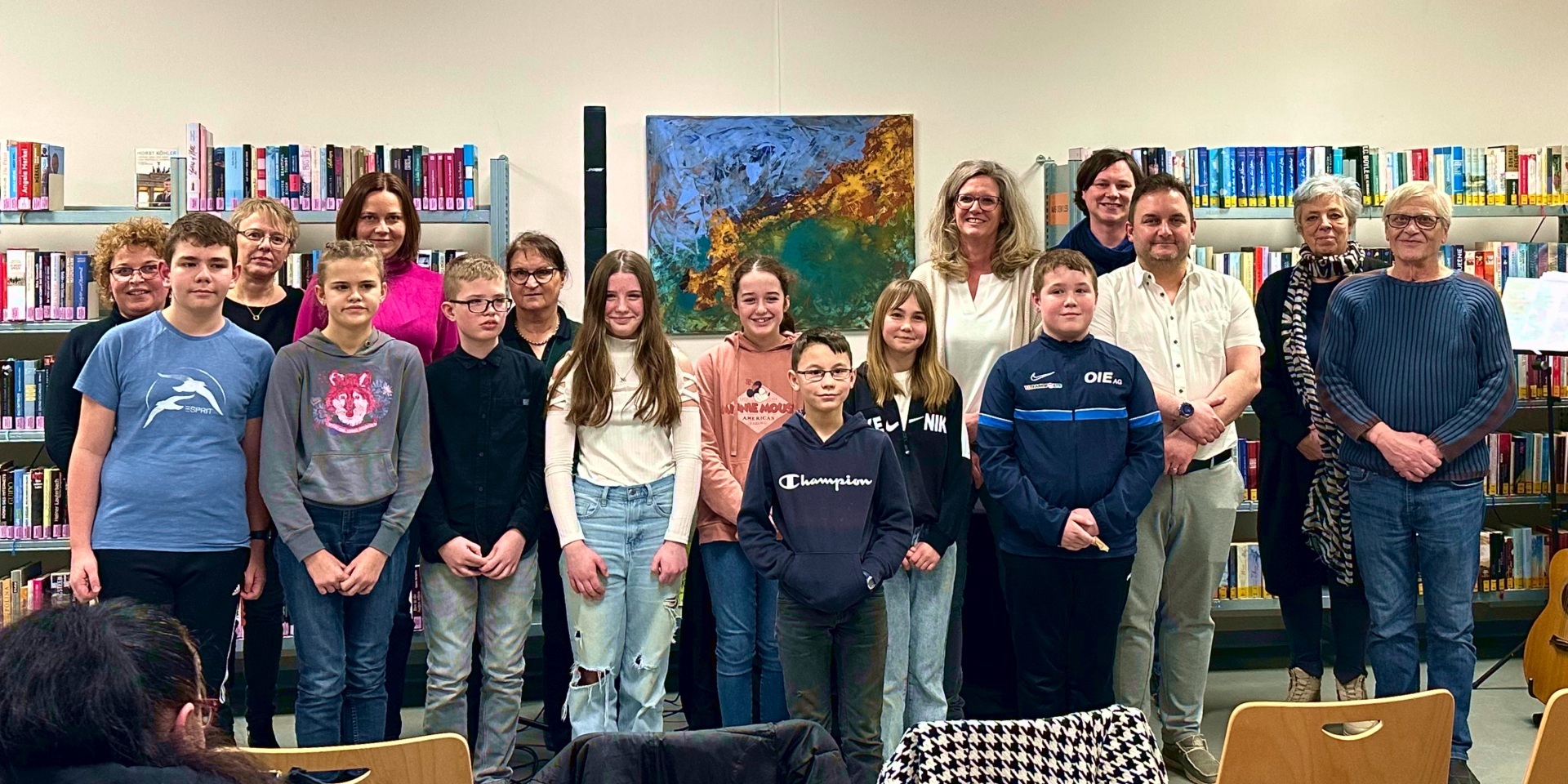 Das Foto zeigt Teilnehmer, Organisatoren und Jury des Kreisentscheids. Sie stehen in der Stadtbibliothek nebeneinander vor einer Wand und blicken in die Kamera,