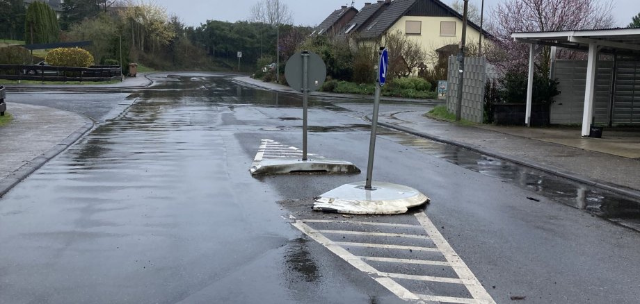 Das Bild zeigt eine Querungshilfe in Weierbach, die vermutlich durch Schwerlastverkehr aus der Verankerung gerissen wurde. 