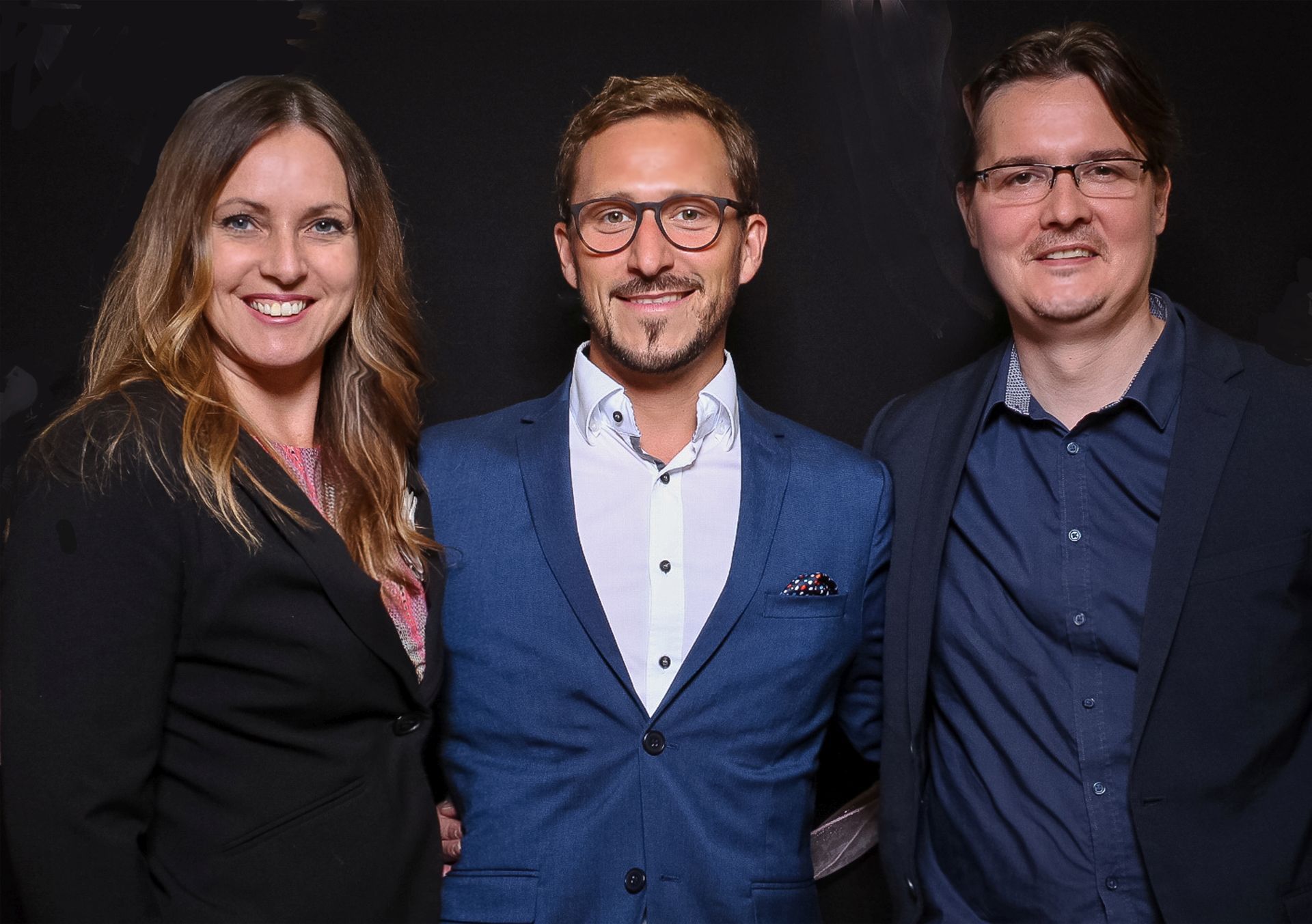 Das Foto zeigt die Sängerin Ully Mathias und ihre beiden Bandkollegen. 