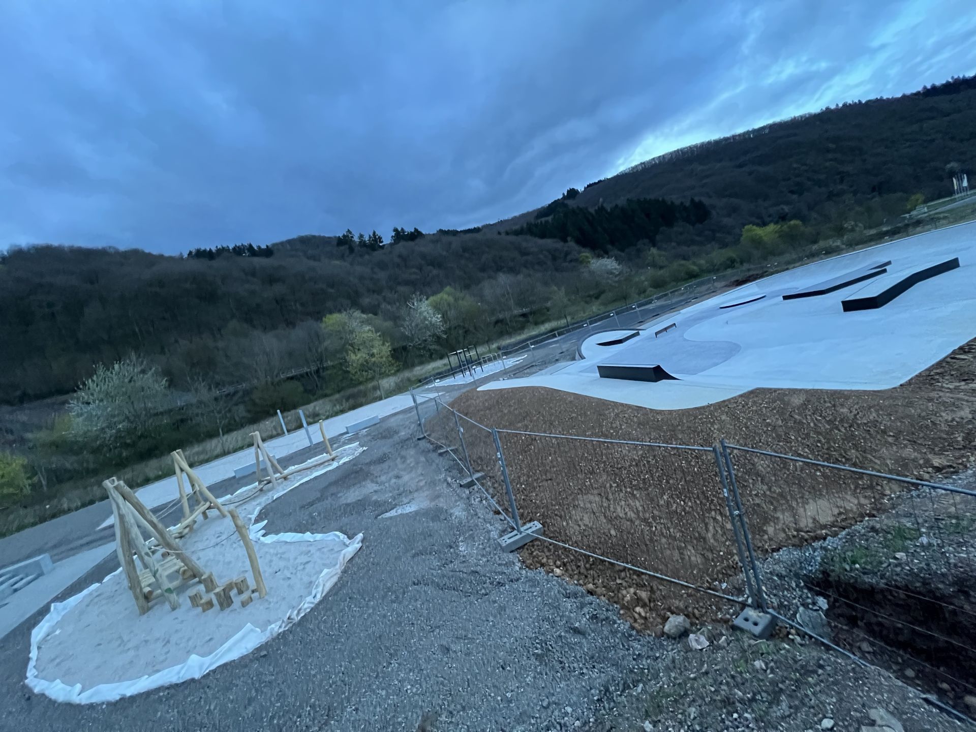 Das Bild zeigt die Skaterbahn und ein Klettergerüst im neuen Stadtpark