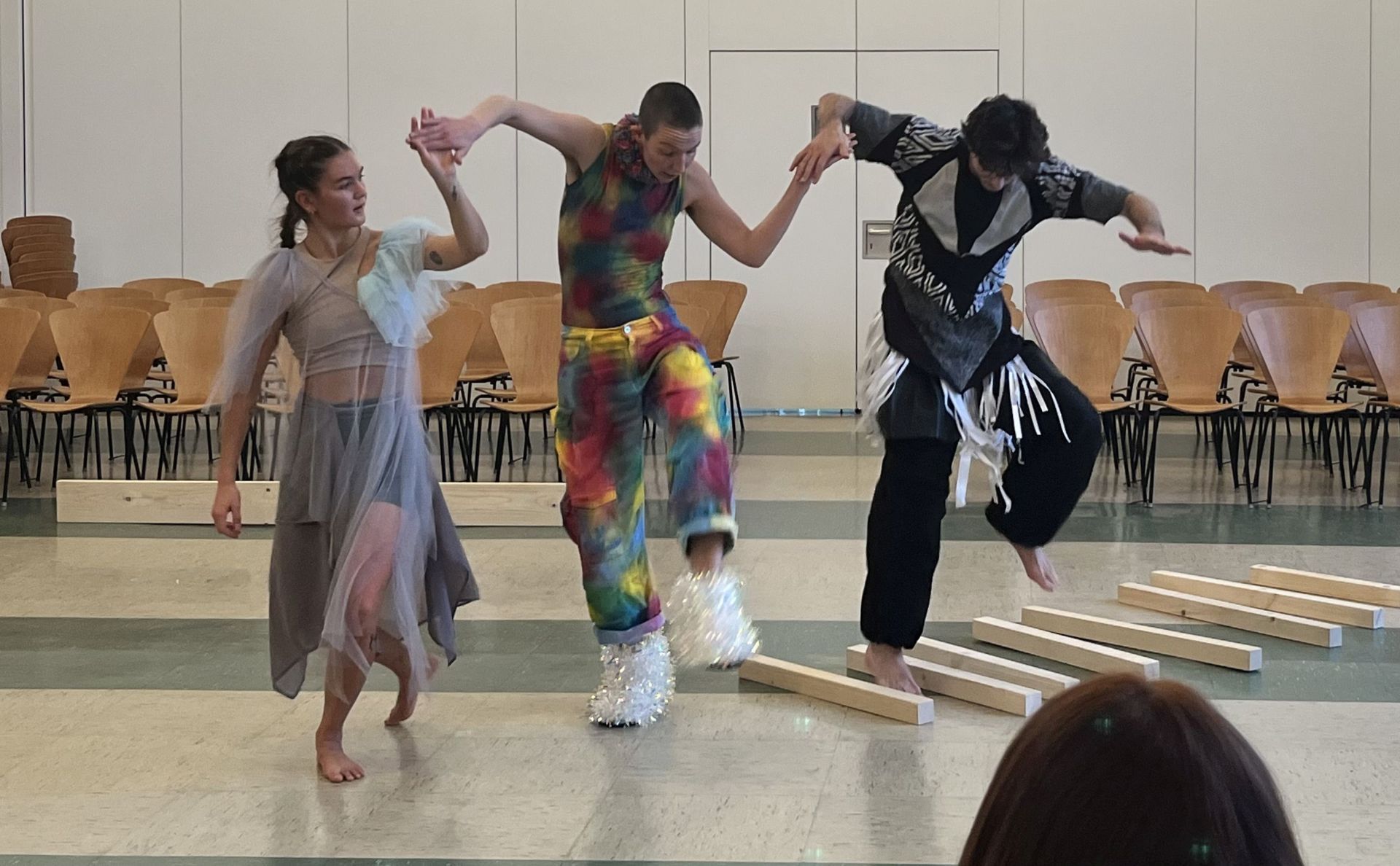 Die Sebastian Weber Dance Company mit ihrem Stück „Schuh Bi Du“ bei einer der Auftritte in einer Idar-Obersteiner Kita.