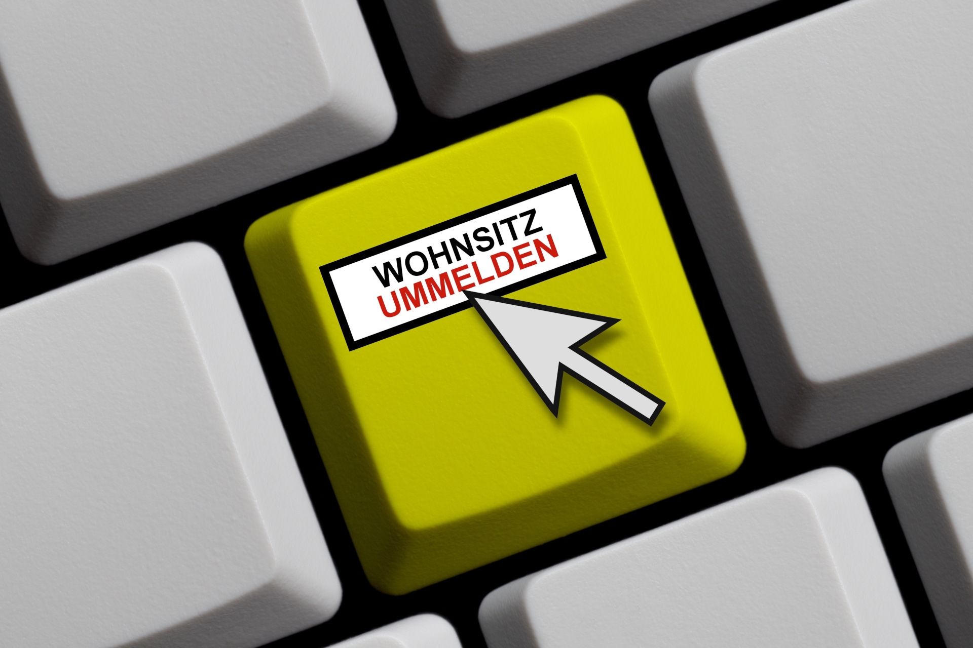 Das Symbolfoto zeigt eine Computertastatur mit  einer grünen Taste mit der Aufschrift "Wohnsitz ummelden".