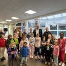 Oberbürgermeister Frank Frühauf, Bibliotheksleiterin Sandra Ley und 
KSK-Mitarbeiter Leonhard Stibitz umringt von Kindern und Jugendlichen, die ihre Urkunden abholten.