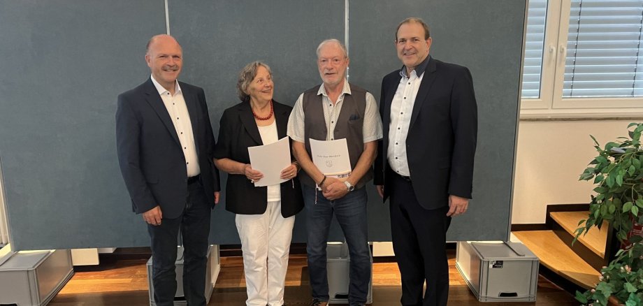 v.l.n.r.: Bürgermeister Friedrich Marx, Julianne Wild, Armin Korpus und Oberbürgermeister Frank Frühauf bei der Ehrung für 30 Jahre kommunalpolitisches Engagement.